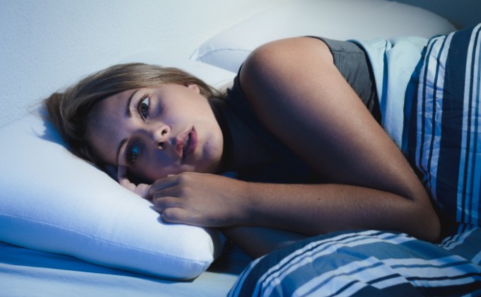 femeie care are insomnie