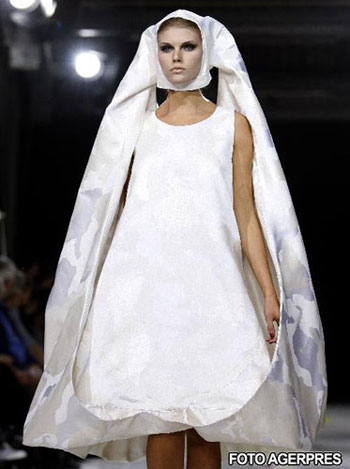 Giles Deacon surpinde la săptămâna modei londoneze