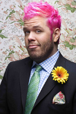 VJ Ela o bârfeşte pe Rihanna cu celebrul Perez Hilton