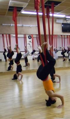 Slăbeşti şi te relaxezi cu Aerial Yoga