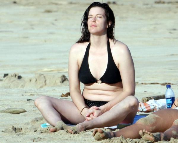 5 vedete tinere care arată urât în costum de baie