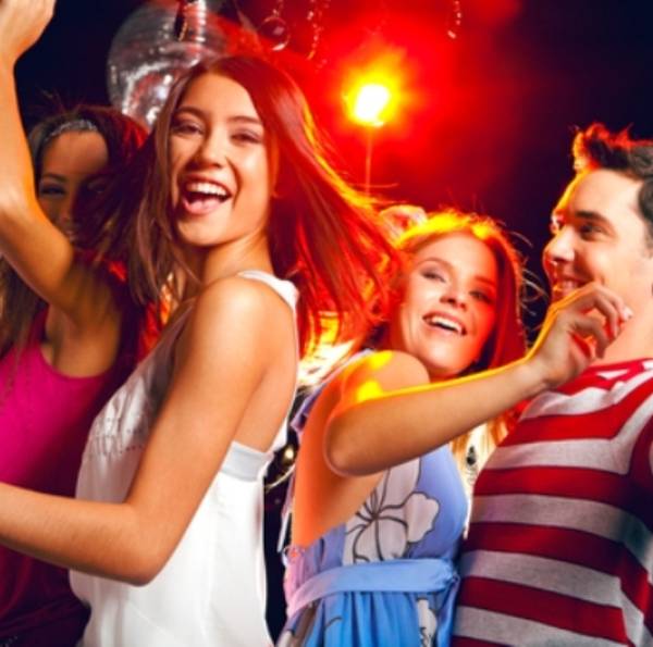 Foto: 5 moduri de a flirta fără cuvinte