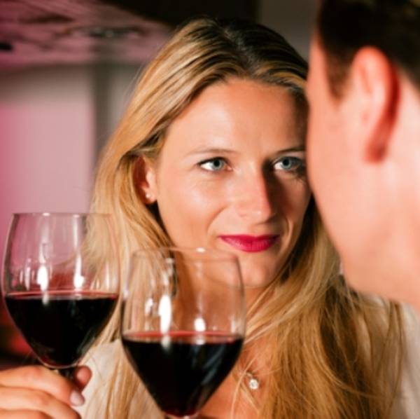 Foto: 5 moduri de a flirta fără cuvinte