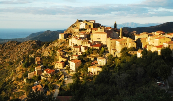 Foto: 6 oraşe de munte pe care să le vezi toamna