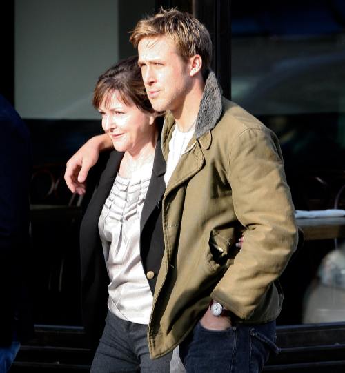 Ryan Gosling la plimbare cu mama lui