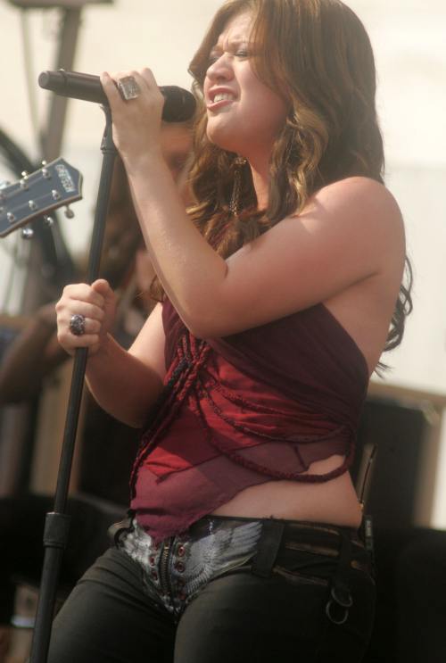 Kelly Clarckson cu colacei pe talie