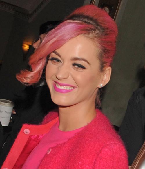 Katy Perry cu rădăcinile nevopsite 