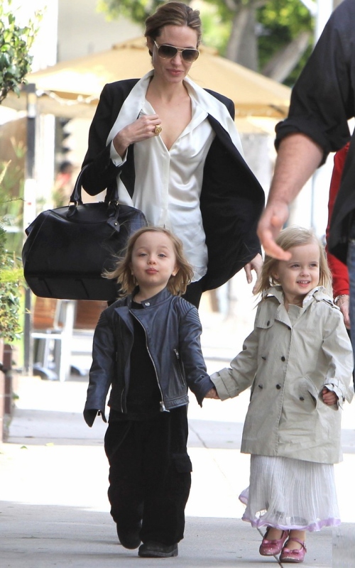 Foto: Angelina Jolie, la plimbare cu gemenii şi soacra Jane