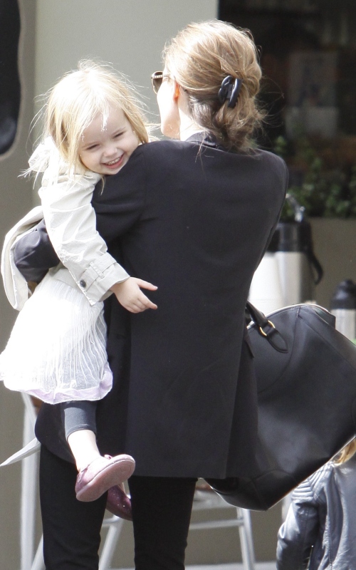 Foto: Angelina Jolie, la plimbare cu gemenii şi soacra Jane
