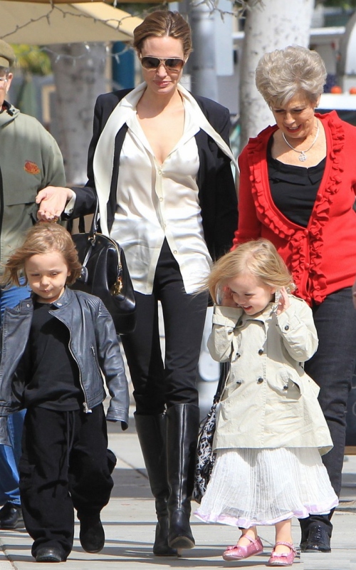 Foto: Angelina Jolie, la plimbare cu gemenii şi soacra Jane