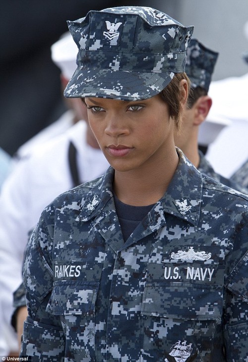 Rihanna apare pe afişul filmului Battleship
