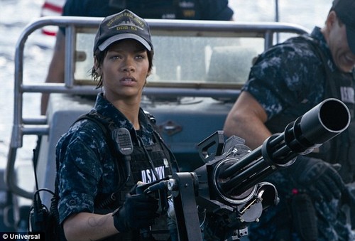 Rihanna apare pe afişul filmului Battleship
