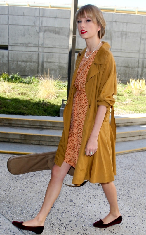 Taylor Swift, îmbrăcată elegant sau bătrâneşte? Tu ce zici?