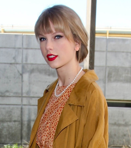 Taylor Swift, îmbrăcată elegant sau bătrâneşte? Tu ce zici?