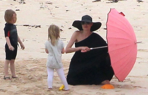 Foto: Angelina Jolie şi Brad Pitt, vacanţă cu copiii în Galapagos