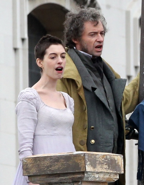 Foto: Anne Hathaway s-a tuns scurt şi îi stă oribil!
