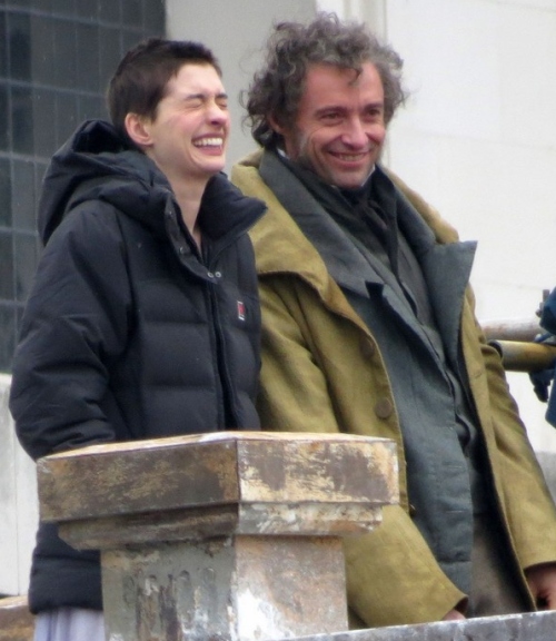 Foto: Anne Hathaway s-a tuns scurt şi îi stă oribil!