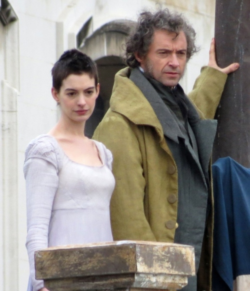 Foto: Anne Hathaway s-a tuns scurt şi îi stă oribil!