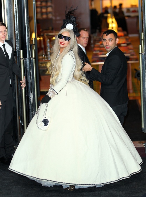 Poze: 7 ţinute care-o definesc perfect pe Lady Gaga