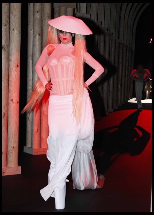 Poze: 7 ţinute care-o definesc perfect pe Lady Gaga