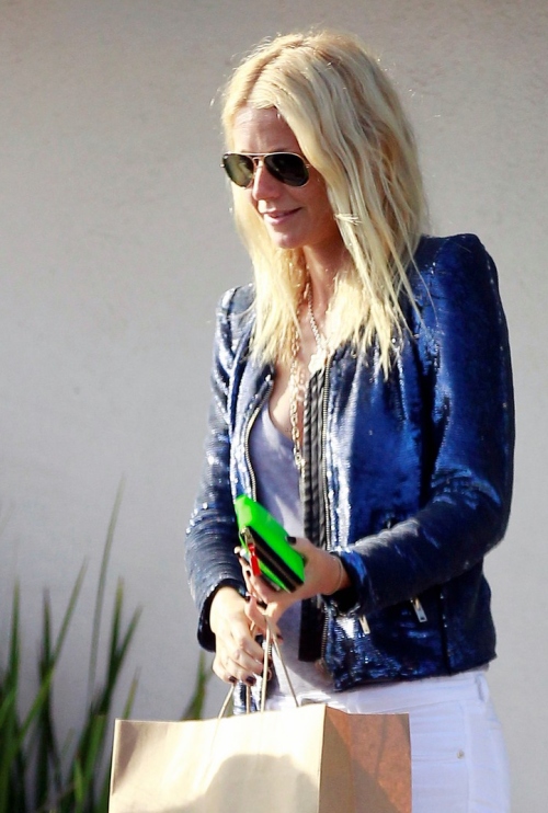 Foto: Gwyneth Paltrow, cu paiete în timpul zilei! Uite ce stilată e!