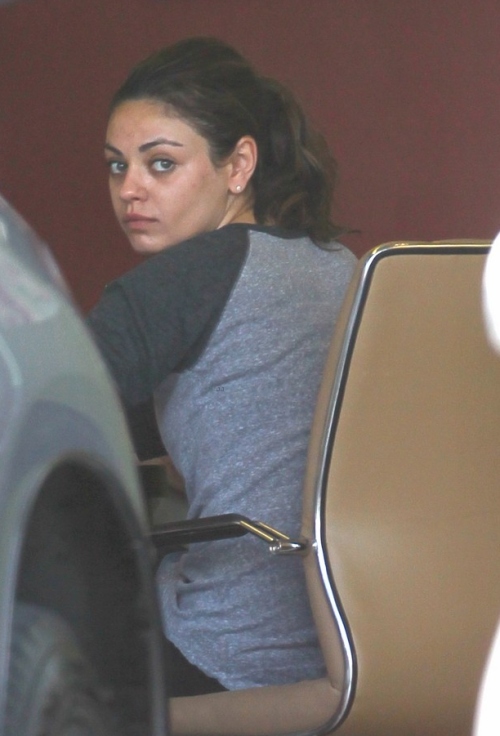 Foto: Mila Kunis are probleme cu tenul! Uite cum arată nemachiată!