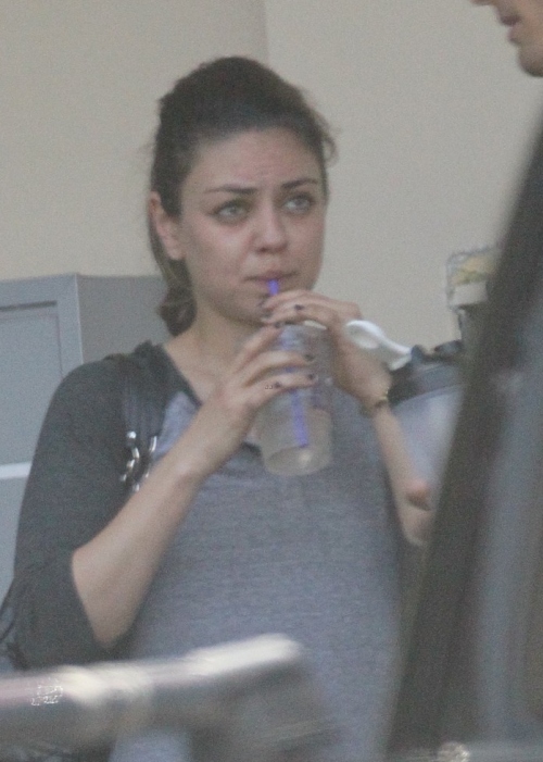 Foto: Mila Kunis are probleme cu tenul! Uite cum arată nemachiată!