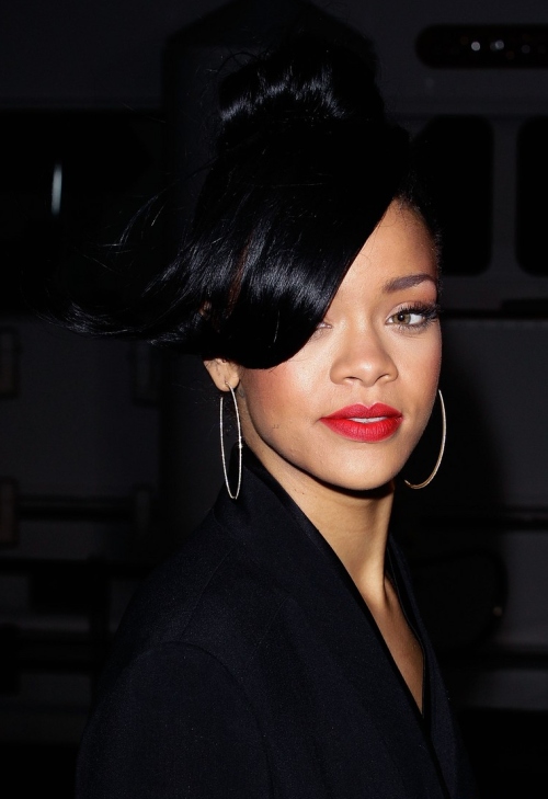 Rihanna, sexy şi stilată într-o salopetă neagră