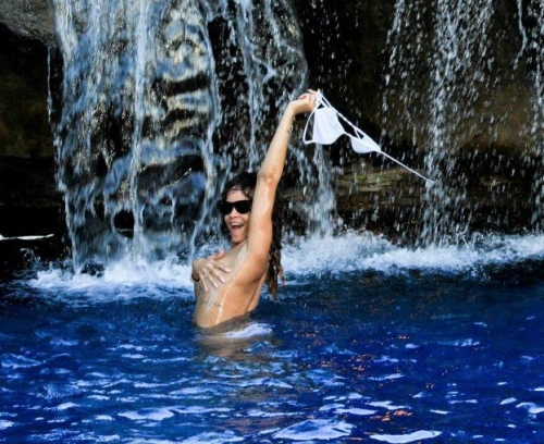 Rihanna şochează iar: fără sutien în vacanţa din Hawaii