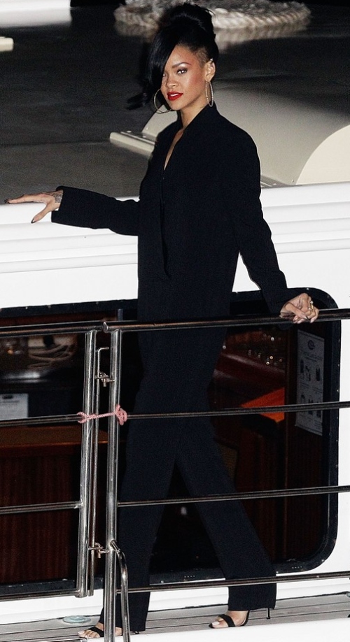 Rihanna, sexy şi stilată într-o salopetă neagră