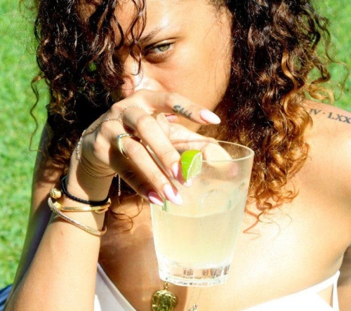 Rihanna şochează iar: fără sutien în vacanţa din Hawaii
