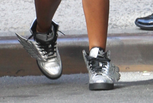 Foto: Ce adidaşi speciali are Solange, sora lui Beyonce! Îţi plac?