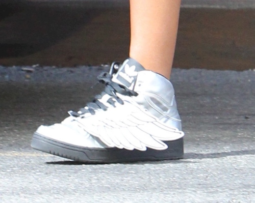Foto: Ce adidaşi speciali are Solange, sora lui Beyonce! Îţi plac?