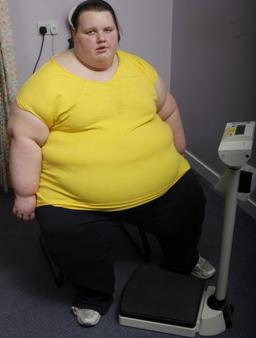 Poze: cum arată adolescenta de 400 de kilograme scoasă din casă de pompieri