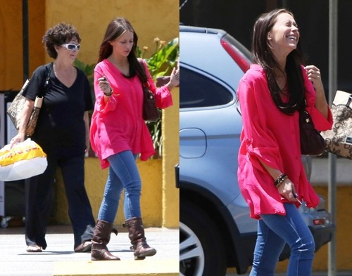 Jennifer Love Hewitt a ieşit cu mămica la plimbare, nemachiată
