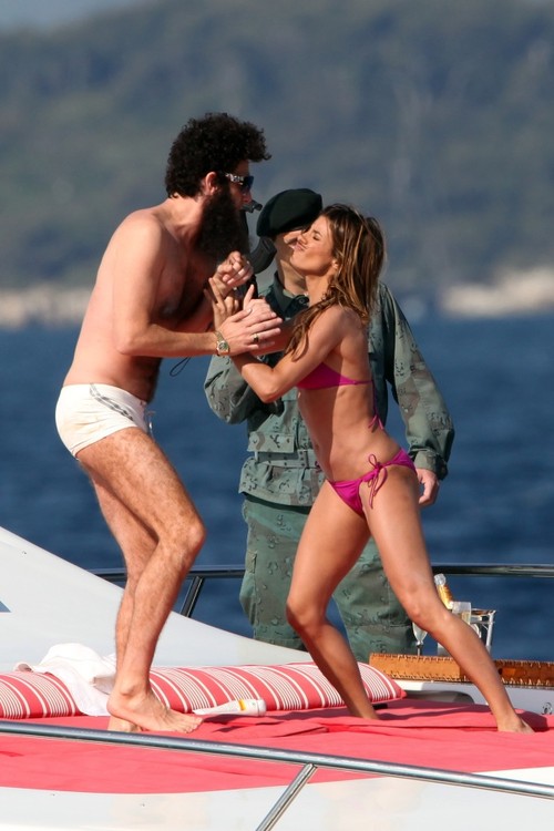 Cannes 2012: Sacha Baron Cohen a aruncat-o peste bord pe Elisabetta Canalis!