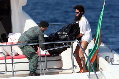 Cannes 2012: Sacha Baron Cohen a aruncat-o peste bord pe Elisabetta Canalis!