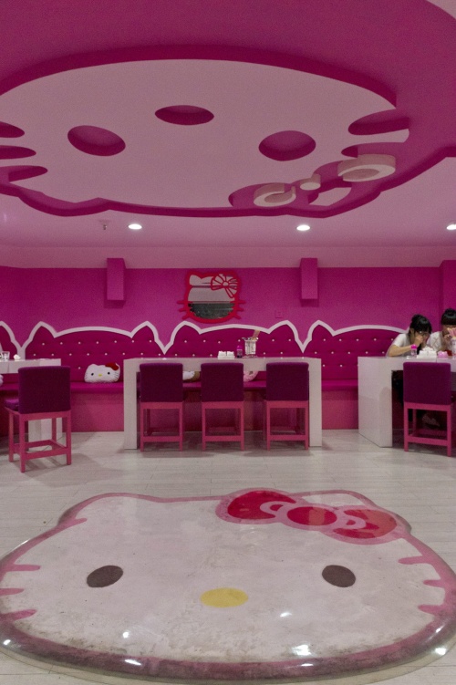 Foto: Paradisul Hello Kitty. Ai merge la un astfel de restaurant?