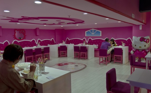 Foto: Paradisul Hello Kitty. Ai merge la un astfel de restaurant?