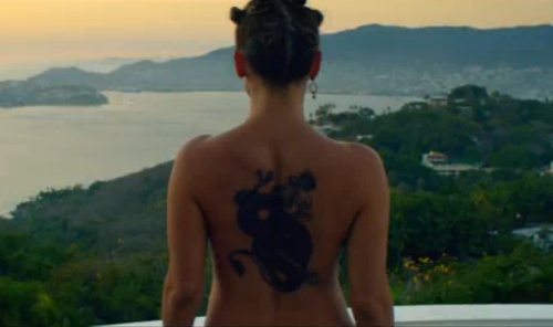 Video sexy: Jennifer Lopez, topless şi tatuată în noul clip