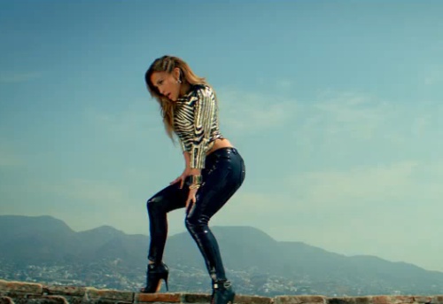 Video sexy: Jennifer Lopez, topless şi tatuată în noul clip