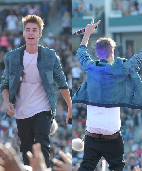Justin Bieber, gata să rămână fără pantaloni pe scenă. Vezi pozele!