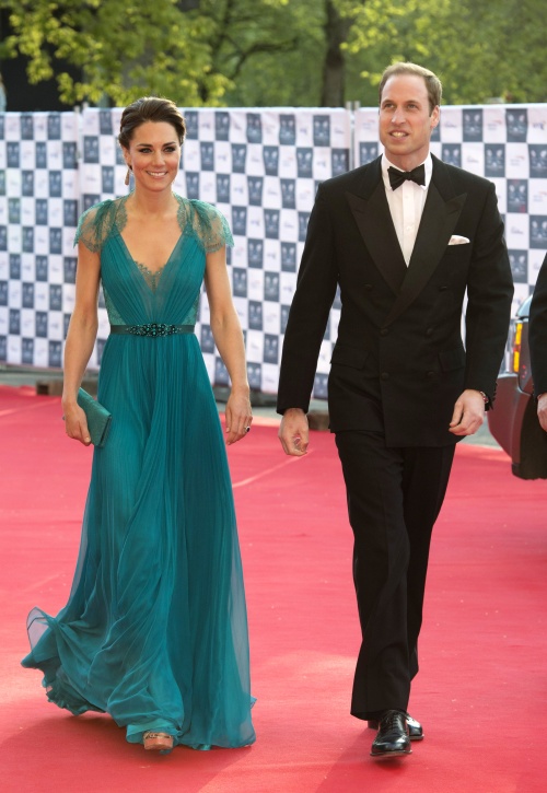 Foto: Lecţie de stil. Kate Middleton, două ţinute superbe în culori asemănătoare