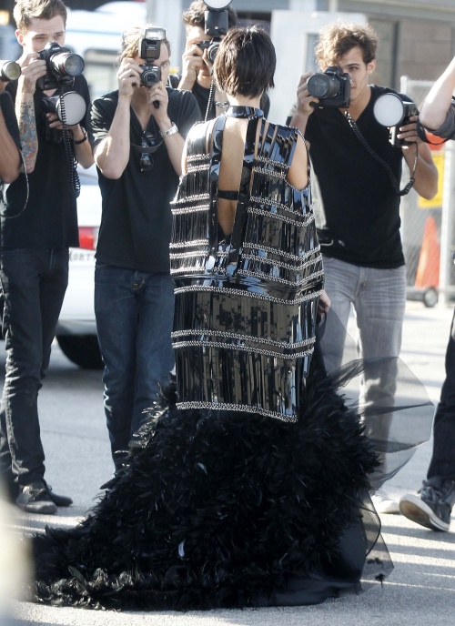 Kim Kardashian încearcă un look nou: păr scurt şi rochie-corset foarte strâmtă