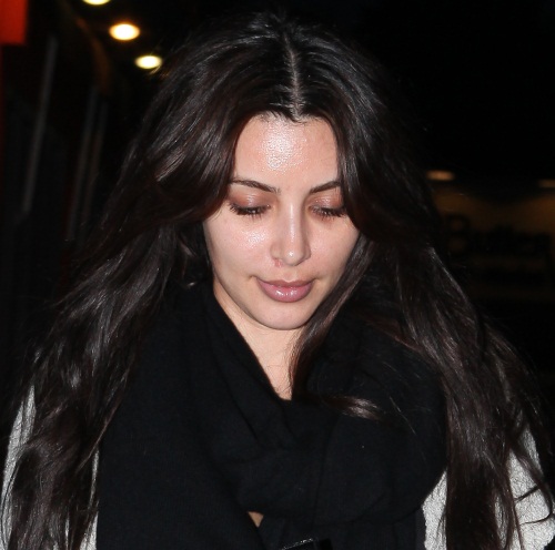 Kim Kardashian, din nou nemachiată. Vezi cum îi stă!