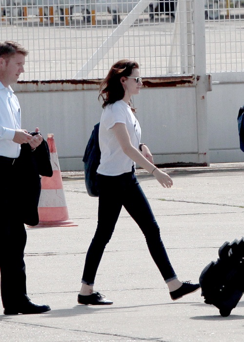 Foto: Kristen Stewart, ruşinată după ce a fost dată jos din avionul lui Charlize Theron