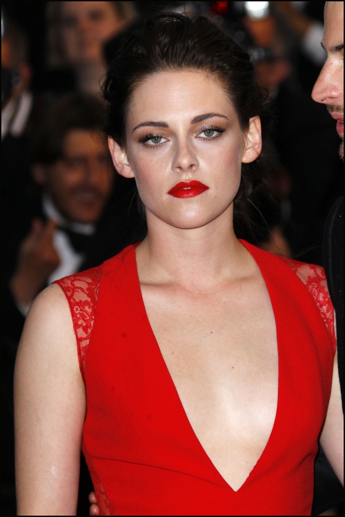 Cannes 2012: În sfârşit s-a îmbrăcat cum trebuie! Kristen Stewart, sexy în roşu
