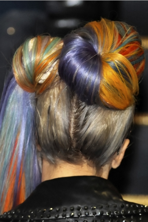 Foto: Lady Gaga, cu păr exagerat de lung şi colorat ca un curcubeu