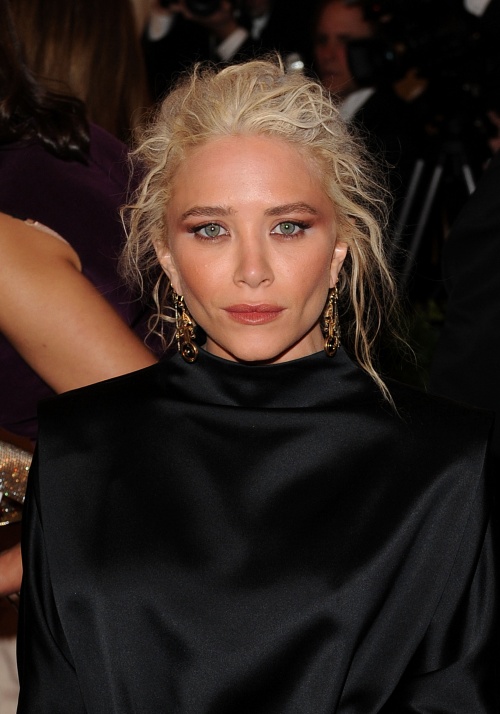 Gala Met 2012: Slabă băţ şi părul ciufulit. Uite cum a venit Mary Kate Olsen