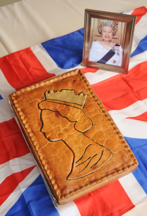 Cadou surpriză pentru regina Marii Britanii: plăcintă de porc cu ocazia jubileului